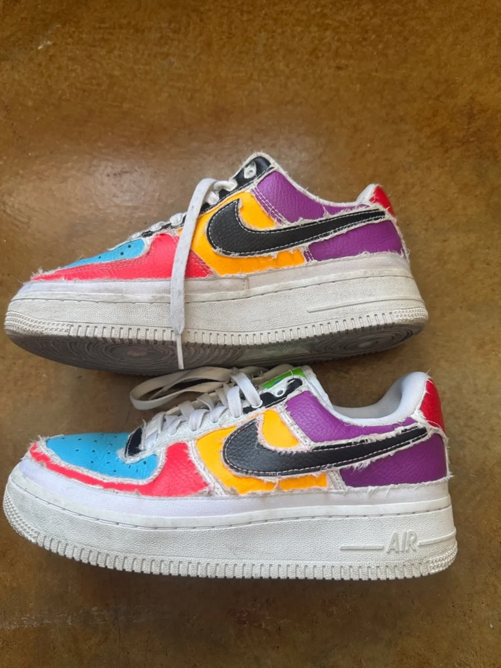 Nike "Tear Away" sneakers, such as the Air Force 1
'Reveal', - Picture 3 of 4